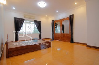 3 Bedroom Villa For Rent-Tonle Bassac, Phnom Penh thumbnail