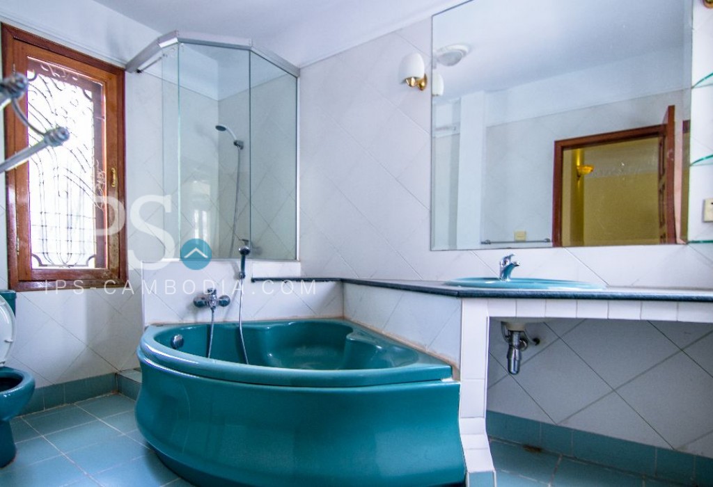 6 Bedroom Colonial  Villa For Rent  - Tonle Bassac , Phnom Penh - Image 16