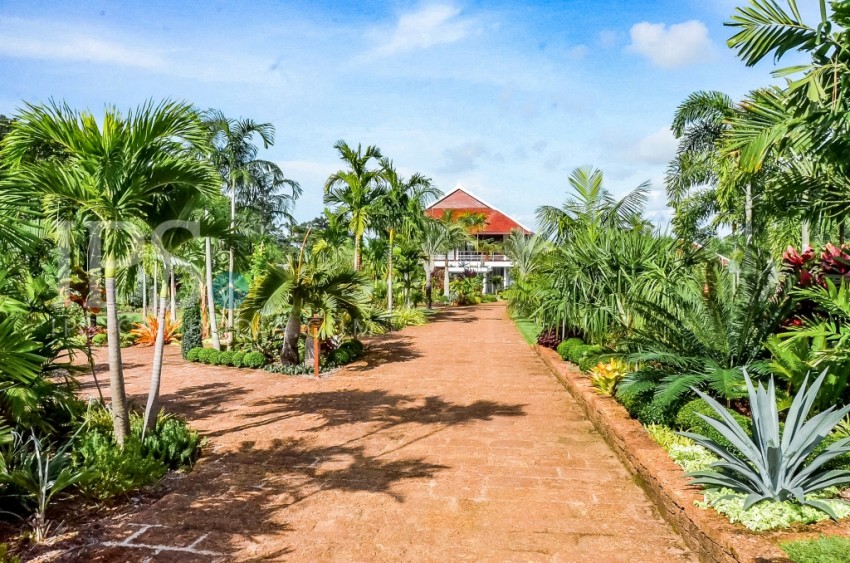 10,674 Sqm Land and 3 Luxury Residences for Sale in Kep- Cambodia