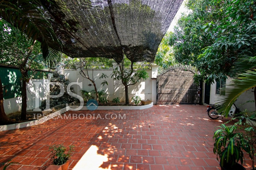 3 Bedroom Villa For Rent - Phsar Doeum Thkov, Phnom Penh