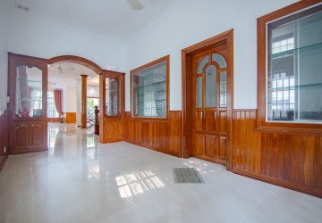 2 Bedrooms Villa For Sale- Tonle Bassac, Phnom Penh thumbnail