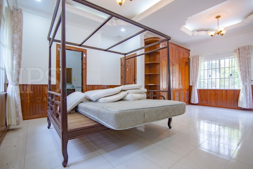 2 Bedrooms Villa For Sale- Tonle Bassac, Phnom Penh