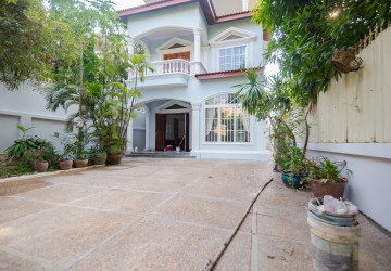 3 Bedroom Villa For Rent- Tonle Bassac, Phnom Penh thumbnail