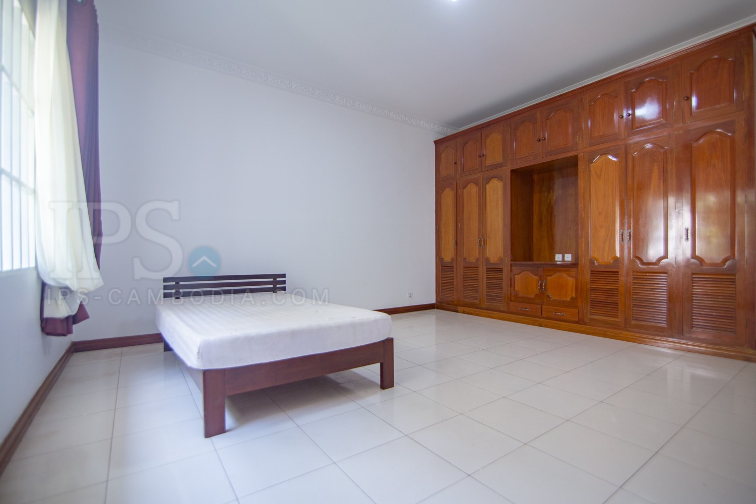 2 Bedrooms Villa For Sale- Tonle Bassac, Phnom Penh thumbnail