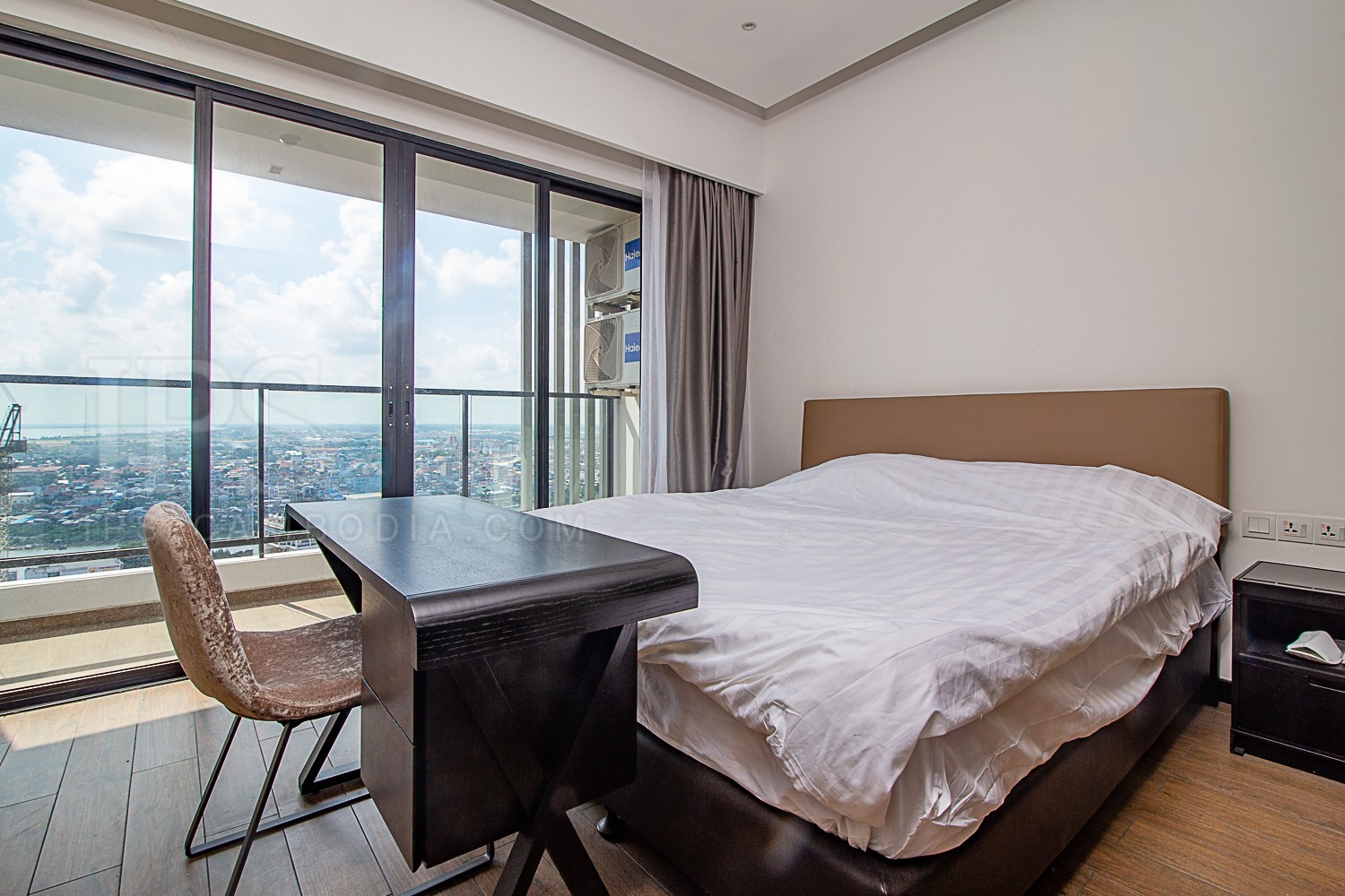 Studio Condo For Rent - Tonle Bassac, Phnom Penh - Image 2