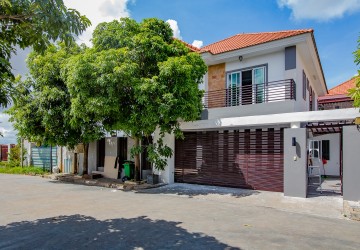 4 Bedroom Villa For Rent - Tonle Bassac, Phnom Penh thumbnail