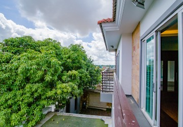 4 Bedroom Villa For Rent - Tonle Bassac, Phnom Penh thumbnail