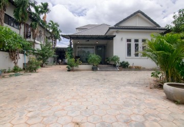 4 Bedroom Villa For Rent - Svay Dangkum, Siem Reap thumbnail