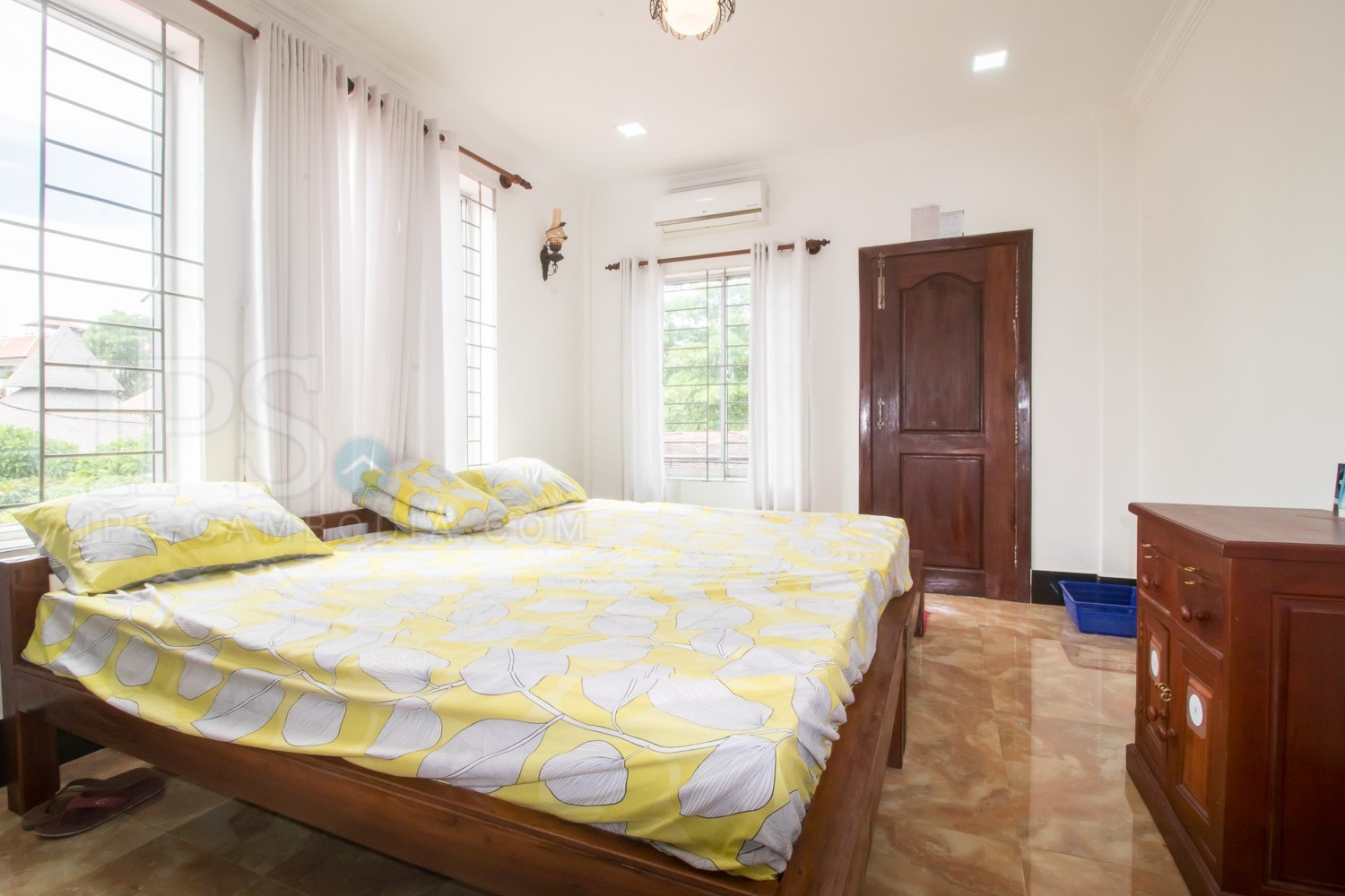 5 Bedroom Villa Behind Night Market - Siem Reap Rentals - Image 9