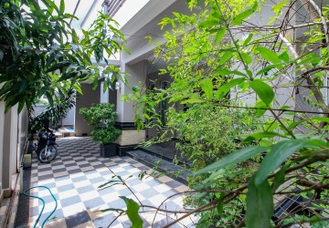 4 Bedroom Villa For Rent - Tonle Bassac, Phnom Penh thumbnail