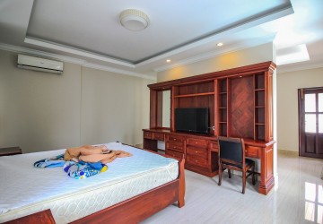 4 Bedroom Villa For Rent - Tonle Bassac, Phnom Penh thumbnail