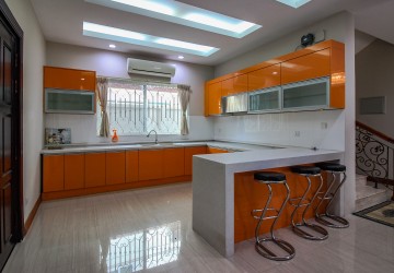 4 Bedroom Villa For Rent - Tonle Bassac, Phnom Penh thumbnail