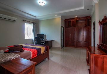 4 Bedroom Villa For Rent - Tonle Bassac, Phnom Penh thumbnail