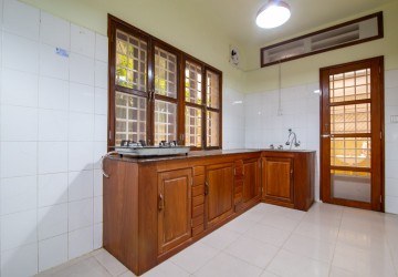 4 Bedrooms Townhouse For Rent - Tonle Bassac, Phnom Penh thumbnail