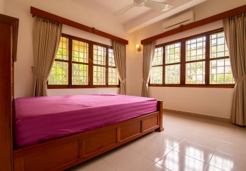 4 Bedrooms Townhouse For Rent - Tonle Bassac, Phnom Penh thumbnail