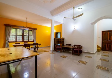 4 Bedrooms Townhouse For Rent - Tonle Bassac, Phnom Penh thumbnail