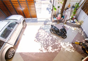 3 Bedroom Villa For Rent - Tonle Bassac, Phnom Penh thumbnail