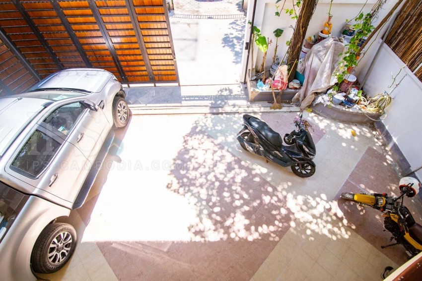 3 Bedroom Villa For Rent - Tonle Bassac, Phnom Penh