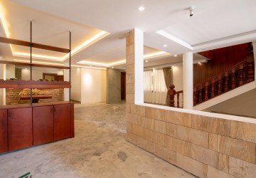 3 Bedroom Villa For Rent - Tonle Bassac, Phnom Penh thumbnail