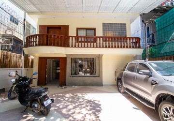 3 Bedroom Villa For Rent - Tonle Bassac, Phnom Penh thumbnail