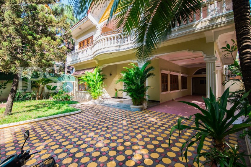 5 Bedrooms Villa For Rent - BKK1 , Phnom Penh