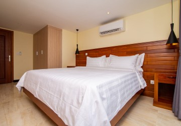 3 Bedroom Penthouse For Rent - Tonle Bassac, Phnom Penh thumbnail