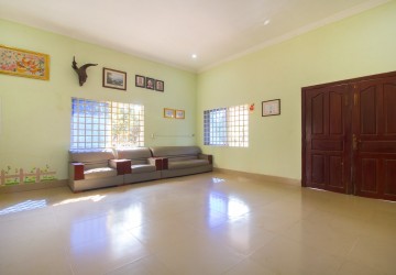 3 Bedroom House For Rent - Sangkat Siem Reap, Siem Reap thumbnail