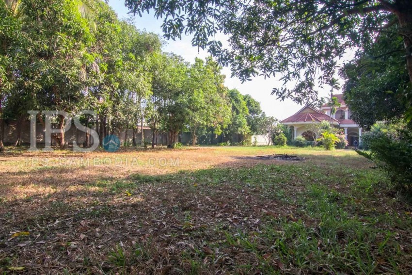 2906 Sqm Land with 5 Bedroom Villa For Sale -  Sala Kamreuk, Siem Reap