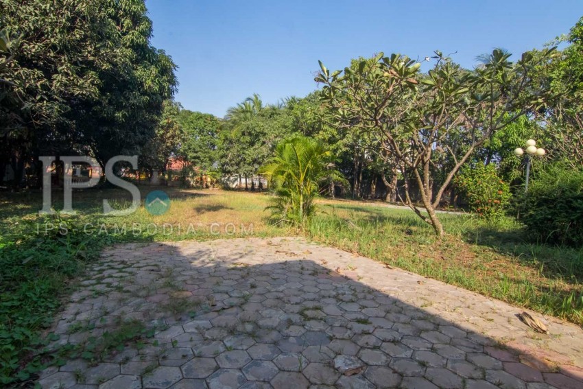 2906 Sqm Land with 5 Bedroom Villa For Sale -  Sala Kamreuk, Siem Reap