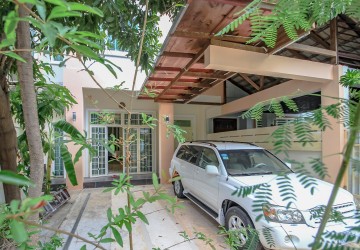 3 Bedroom Villa For Rent - Tonle Bassac, Phnom Penh thumbnail