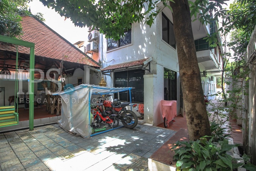 3 Bedroom Townhouse For Rent - Tonle Bassac, Phnom Penh