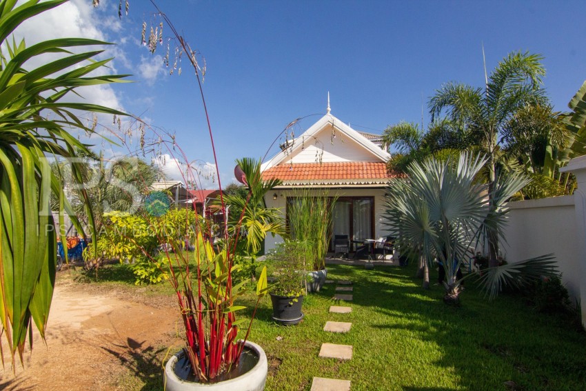 1018 Sqm Corner Land With Villa For Sale - Svay Dangkum, Siem Reap