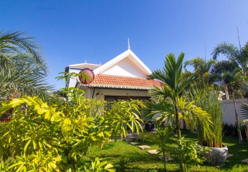 1018 Sqm Corner Land With Villa For Sale - Svay Dangkum, Siem Reap thumbnail