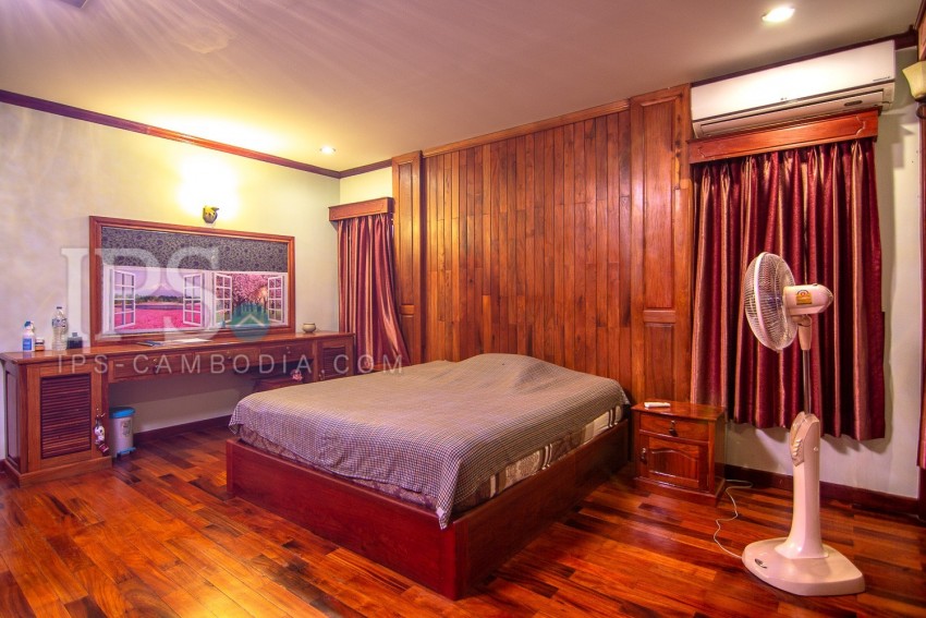 4 Bedroom House With Restaurant For Sale - Night Market, Siem Reap