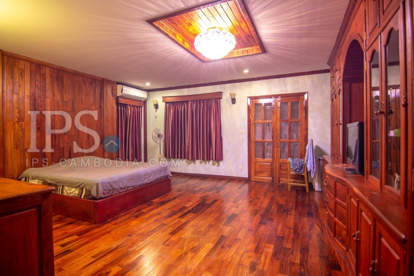 4 Bedroom House With Restaurant For Sale - Night Market, Siem Reap