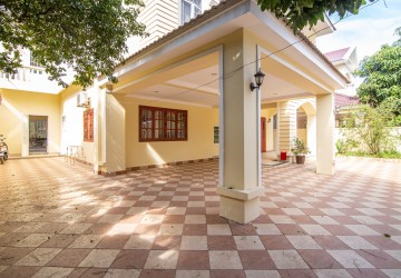 5 Bedroom Villa For Rent - Chroy Changvar, Phnom Penh thumbnail