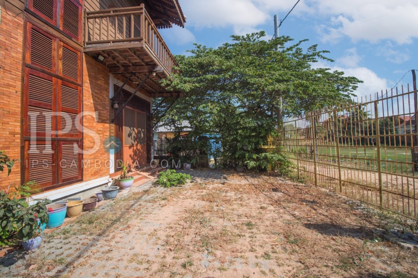 3 Bedroom Wooden Villa For Sale - Svay Dangkum, Siem Reap