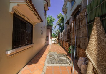 4 Bedroom Commercial Villa For Rent - Ta Khmau, Kandal thumbnail