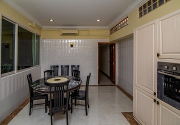 5 Bedroom Villa For Rent - Tonle Bassac, Phnom Penh thumbnail