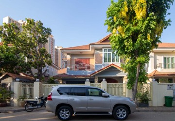 5 Bedroom Villa For Rent - Tonle Bassac, Phnom Penh thumbnail