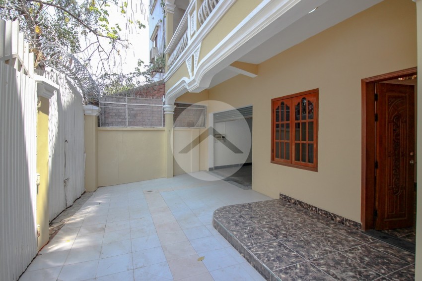 5 Bedroom Commercial Villa For Rent - Tonle Bassac, Phnom Penh