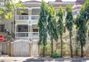 5 Bedroom Commercial Villa For Rent - Tonle Bassac, Phnom Penh thumbnail