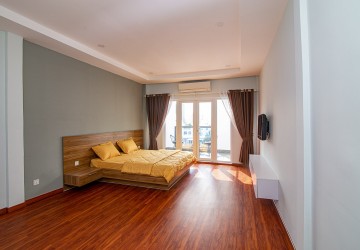 2 Bedroom Apartment For Rent - Tonle Bassac, Phnom Penh thumbnail