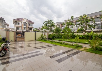 6 Bedroom Villa For Rent - Borey Penghuoth The Star Diamond, Chakangre Ler, Phnom Penh thumbnail