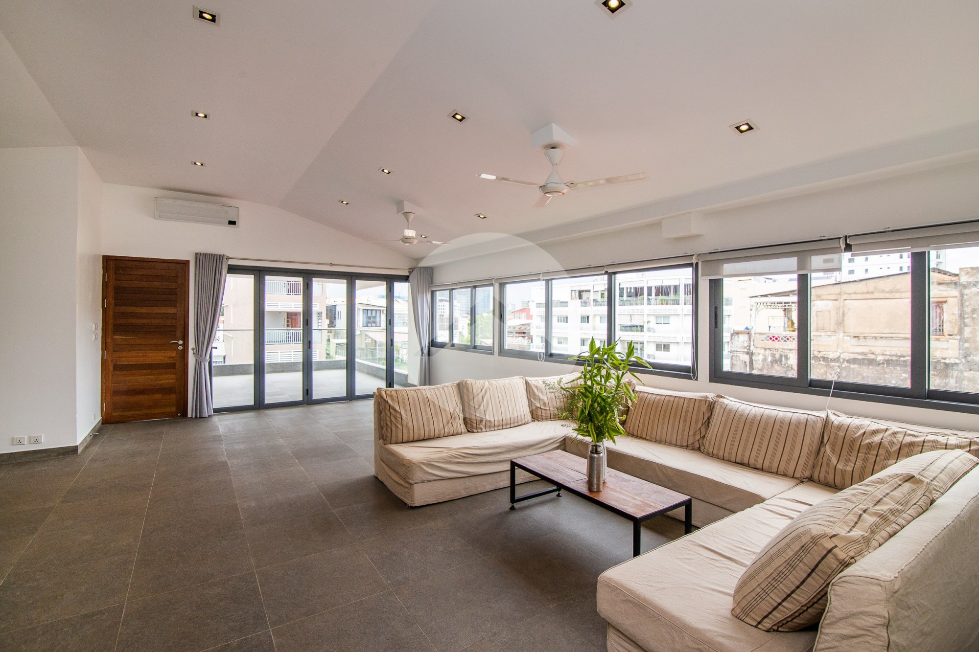 Renovated 3 Bedroom Apartment For Rent - Wat Phnom, Phnom Penh - Image 2