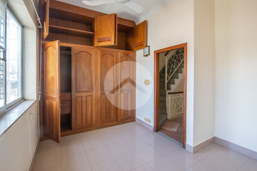 4 Bedroom Flat House For Rent - Tonle Bassac, Phnom Penh