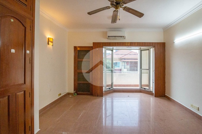 4 Bedroom Flat House For Rent - Tonle Bassac, Phnom Penh