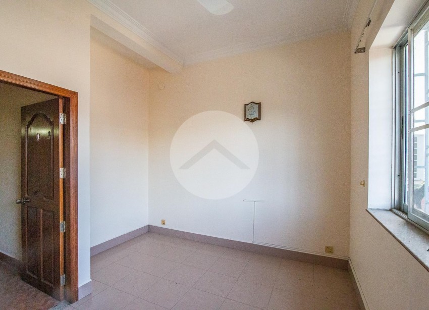 4 Bedroom Flat House For Rent - Tonle Bassac, Phnom Penh