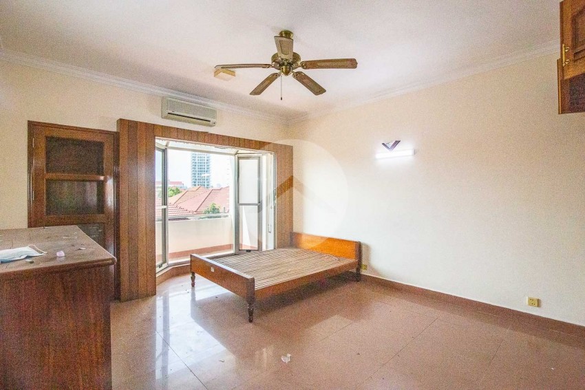 4 Bedroom Flat House For Rent - Tonle Bassac, Phnom Penh