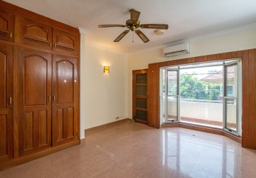 4 Bedroom Flat House For Rent - Tonle Bassac, Phnom Penh thumbnail